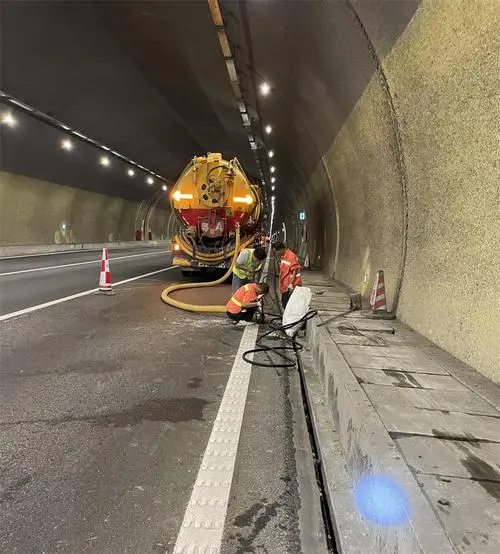 番禺隧道排水渠清淤